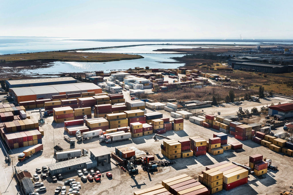 trucks_and_containers
